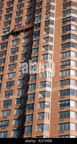 Il lavoro ripetitivo per la finestra rondelle su un alto edificio in Manhattan New York City, New York Foto Stock