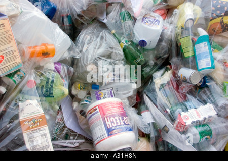 Recyclables in una busta di plastica trasparente in attesa di trasportatore a prelevare e a prendere alla stazione di trasferimento Foto Stock