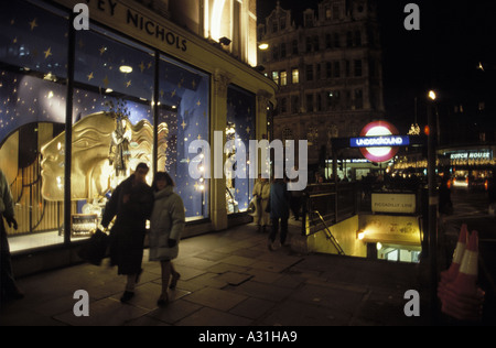 Regno Unito shopping natalizio a notte a Londra al di fuori di Harvey Nichols a knightsbridge Foto Stock