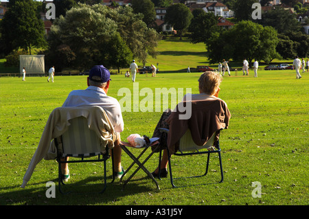 Coppia di anziani guardando village cricket Portishead Bristol Avon Inghilterra Foto Stock