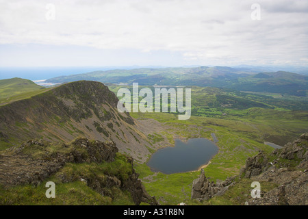 Llyn y gadair e parte del llyn gafr laghi glaciali e la vista al di là in snowdonia Foto Stock