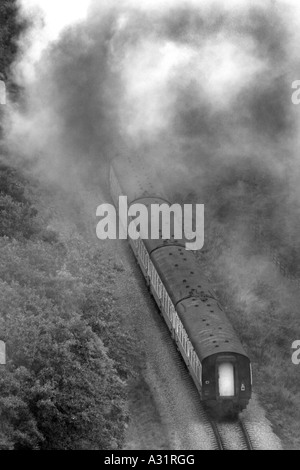 Carrelli scomparendo nel vapore lasciato dal locomotore. Foto Stock