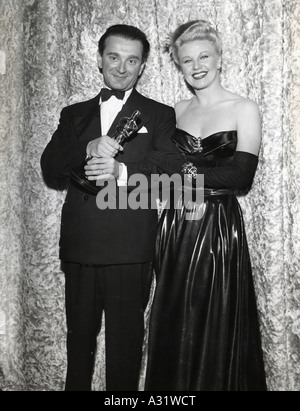 GINGER ROGERS at 1946 Oscar statuetta dà al compositore ungherese MIKLOS ROZSA per il suo cliente per il film Spellbound Foto Stock