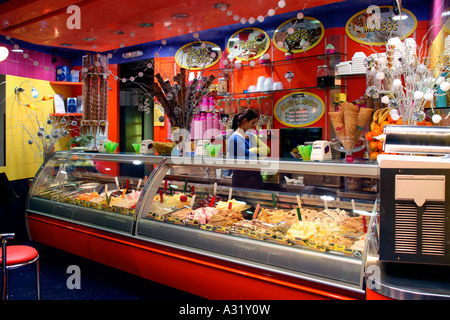 L'interno di un illuminati al neon Gelateria a Roma Italia Foto Stock