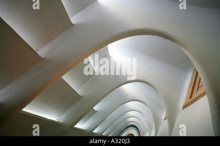 Corridoio con arcate e sfiatato massimale nella soffitta della Casa Batllo, Barcellona Foto Stock