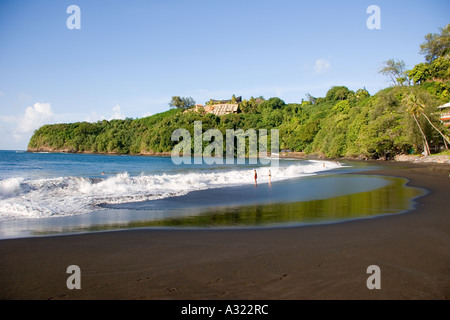Mataiva Bay spiaggia di sabbia nera isola di Tahiti Polinesia Francese Foto Stock
