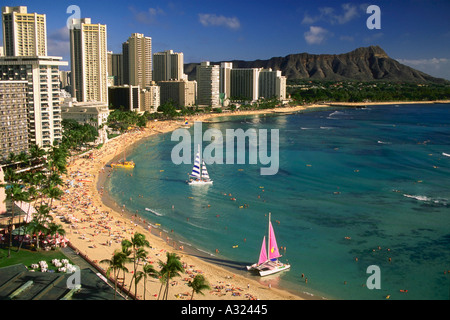 Skyline di Waikiki Beach con alberghi e barche a vela Foto Stock