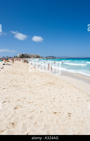 Spiaggia con il Riu Hotels in distanza, Parque Natural de las Dunas de Corralejo, Fuerteventura, Isole Canarie, Spagna Foto Stock