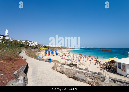 Il lungomare e la spiaggia principale, Playa Blanca, Lanzarote, Isole Canarie, Spagna Foto Stock