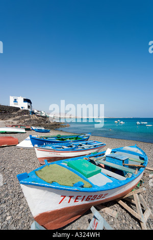 Barche di pescatori sulla spiaggia di ghiaia nella zona portuale, Playa Blanca, Lanzarote, Isole Canarie, Spagna Foto Stock