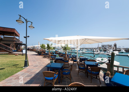 Ristorante sul mare, Puerto deportivo Marina Rubicon, Playa Blanca, Lanzarote, Isole Canarie, Spagna Foto Stock