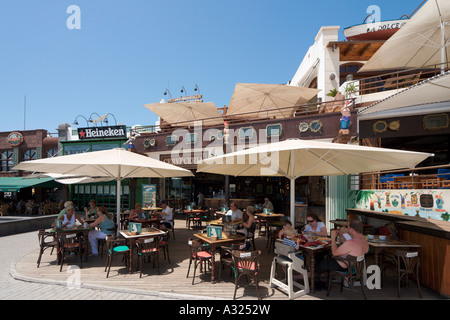 Ristorante sul mare nel centro storico della città e del porto di Puerto del Carmen, Lanzarote, Isole Canarie, Spagna Foto Stock