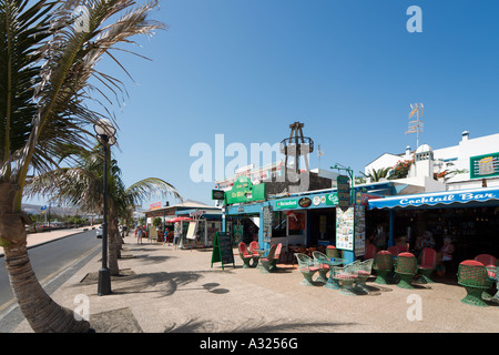 Bar e negozi di Jameos shopping centre, Playa de Los Pocillos, Puerto del Carmen, Lanzarote, Isole Canarie, Spagna Foto Stock