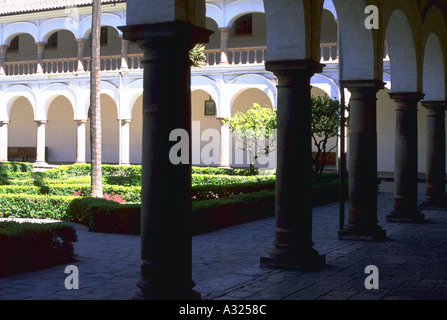 Vista da sotto le colonne al colonial cortile del Museo Francescano a Iglesia Santo Domingo Città Vecchia Quito Ecuador Foto Stock