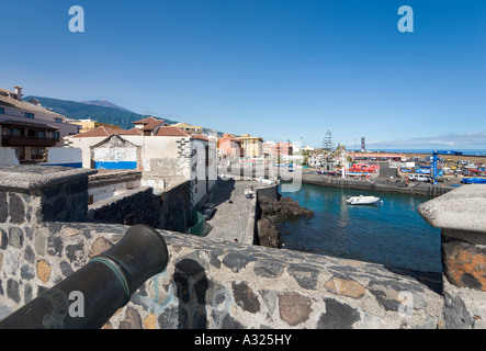 Batería de Santa Bárbara con il monte Teide in distanza, Puerto Pesquero, Puerto de la Cruz, Tenerife, Isole Canarie, Spagna Foto Stock