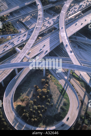 Vista aerea di Los Angeles le superstrade 110 e 105 mescolando insieme come spaghetti Foto Stock