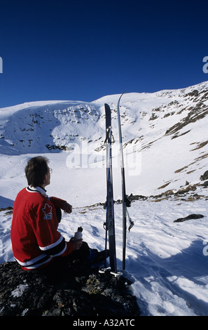 Backcountry rider prendendo break presso il cratere del lago della Baia di Hudson Mountain Smithers Columbia britannica Foto Stock