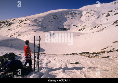 Backcountry rider prendendo break presso il cratere del lago della Baia di Hudson Mountain Smithers Columbia britannica Foto Stock