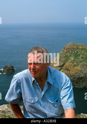 Sir David Attenborough sulle scogliere di Isola Skomer Riserva Naturale Nazionale Pemrokeshire Parco Nazionale della costa del Galles REGNO UNITO Foto Stock