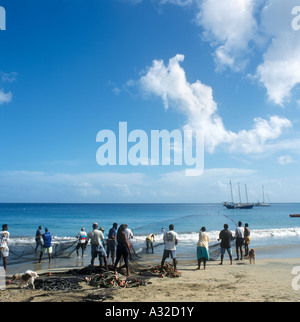 La popolazione locale la pesca dalla spiaggia con reti, Mount Irvine Bay Beach, Tobago Trinidad e Tobago, West Indies, dei Caraibi Foto Stock