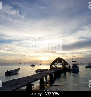 Tramonto a Pigeon Point, Tobago Trinidad e Tobago, dei Caraibi - adottata nel 1998, prima che la spiaggia era rovinato da allo scempio Foto Stock