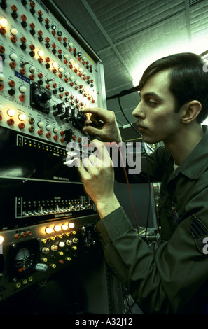 Raf lakenheath usaf elettronica di base tecnico che lavora all'interno di bunker nucleari Foto Stock