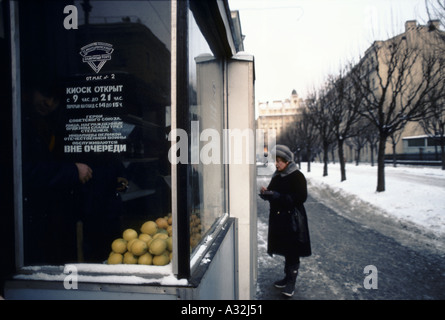 Mosca San Pietroburgo street scene del negozio con i limoni visualizzato nella finestra di Leningrado 1983 Foto Stock
