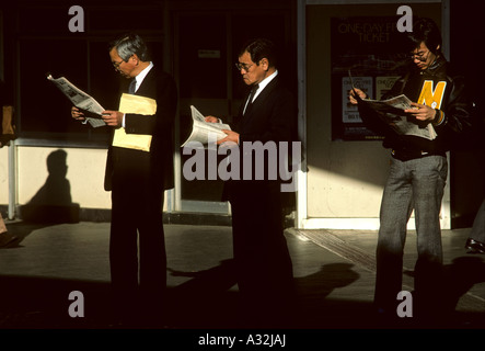 Uomini d'affari in attesa per il treno di Tokyo Giappone Foto Stock