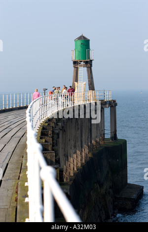 Faro di legno verde alla fine del molo ovest sul porto di whitby nel nord dello yorkshire regno unito Foto Stock