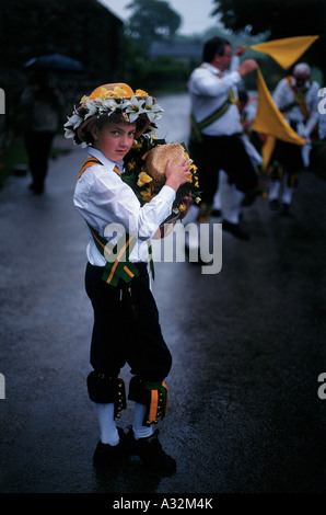 Giovane ballerino Morris, Chapel-en-le-Frith, Peak District, Derbyshire, England, Regno Unito Foto Stock