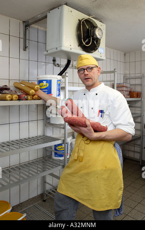 Il cuoco Stefan Voege nella cella frigorifera Foto Stock