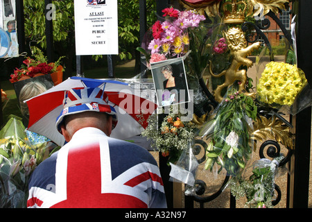 Il 31 agosto 2003 migliaia di persone si sono radunate alle porte di Kensington Palace a Londra per commemorare l anniversario della morte di Lady Diana, principessa di Galles che morì nello stesso giorno in 1997 con il suo fidanzato ehmad al dodi fayed in un incidente di macchina in parigi Foto Stock