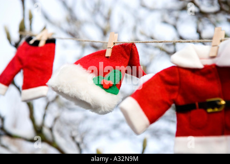 Santa suit appeso su una linea di lavaggio Foto Stock