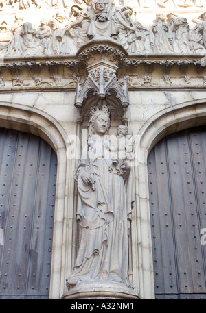 Scultura di Maria con Gesù nella facciata della cattedrale di ourlady Anversa in Belgio Foto Stock