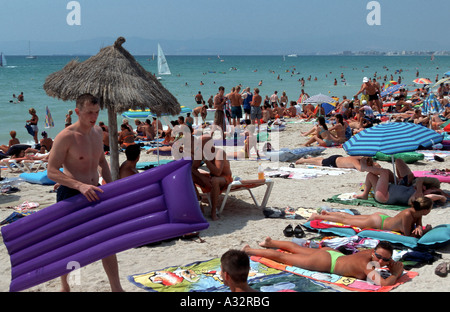 Persone in una spiaggia, Mallorca, Spagna Foto Stock