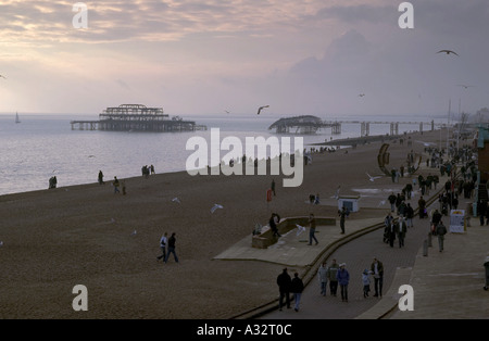 Brighton Seafront con il molo è crollato nella rassegna Foto Stock