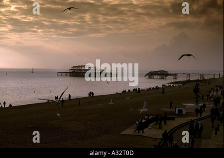 Brighton Seafront al tramonto con il molo è crollato nella rassegna Foto Stock