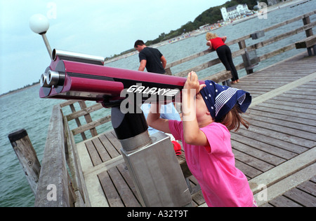 Un bambino guarda attraverso un telescopio, Heiligendamm, Germania Foto Stock