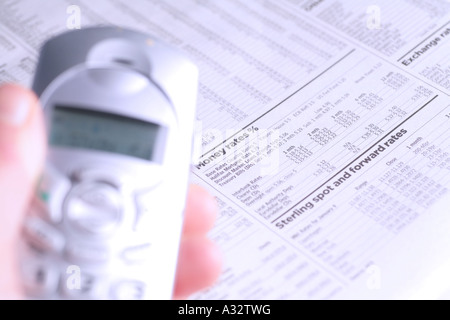 Utilizzando il telefono nel contesto finanziario Foto Stock