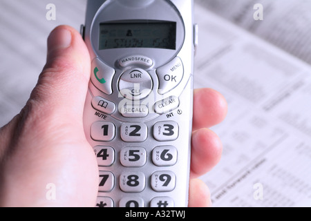 Utilizzando il telefono nel contesto finanziario Foto Stock