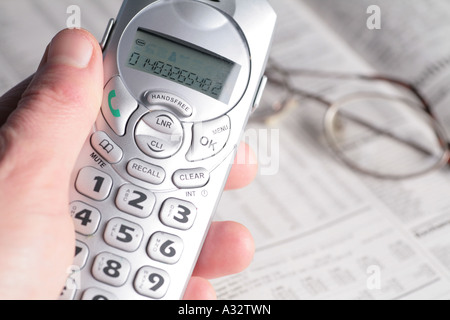 Utilizzando il telefono nel contesto finanziario Foto Stock