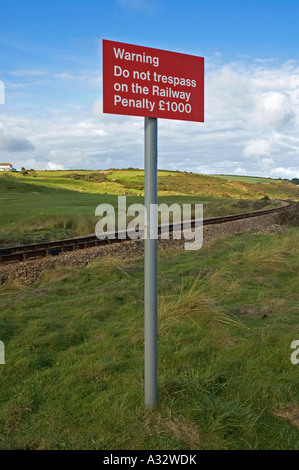 Un segno avvertimento contro la trasgressione sulla ferrovia in Cornovaglia,Inghilterra Foto Stock