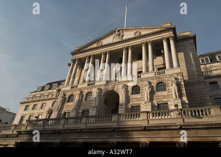 Banca di Inghilterra su Threadneedle Street nel cuore di Londra il quartiere finanziario Foto Stock