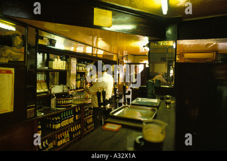 Il Barman che lavorano in Mulligans public house, Dublino, Irlanda. Foto Stock