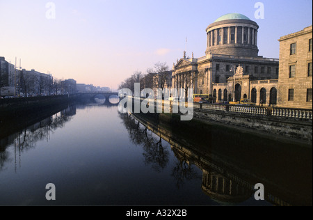 Quattro campi da tennis lungo il fiume Liffey, Dublino, Irlanda Foto Stock