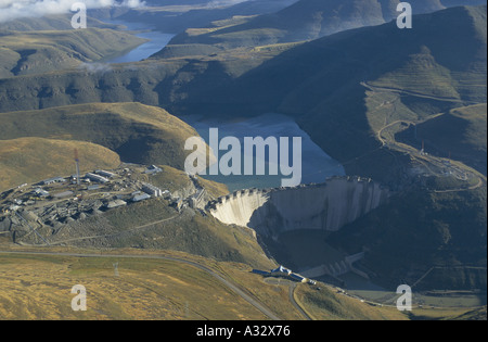 Il Lesotho, vista aerea della diga Katse, a 185 metri è la più alta del suo genere in Africa e uno dei dieci più alti del mondo. Foto Stock