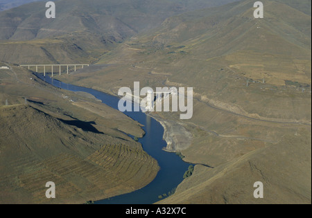 Diga Katse torre di presa con Malibamats"ponte o ulteriore lungo il fiume. Il Lesotho, Sud Africa. Foto Stock