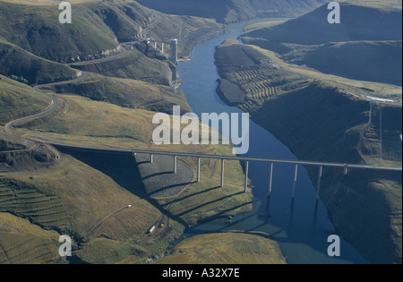 Vista aerea del ponte Malibamatso & torre di presa che sono parte della diga Katse, Lesotho Foto Stock