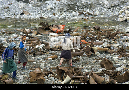 Bambini curdi di recupero per vivere le munizioni a molla Diyana arsenal, Kurdistan iracheno. Foto Stock