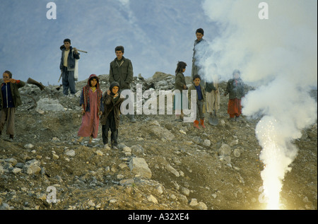 Curdi insieme fuori un paracadute flare, dopo aver rimosso la seta a vendere nel mercato locale. Molla Diyana Arsenal, Kurdistan iracheno. Foto Stock